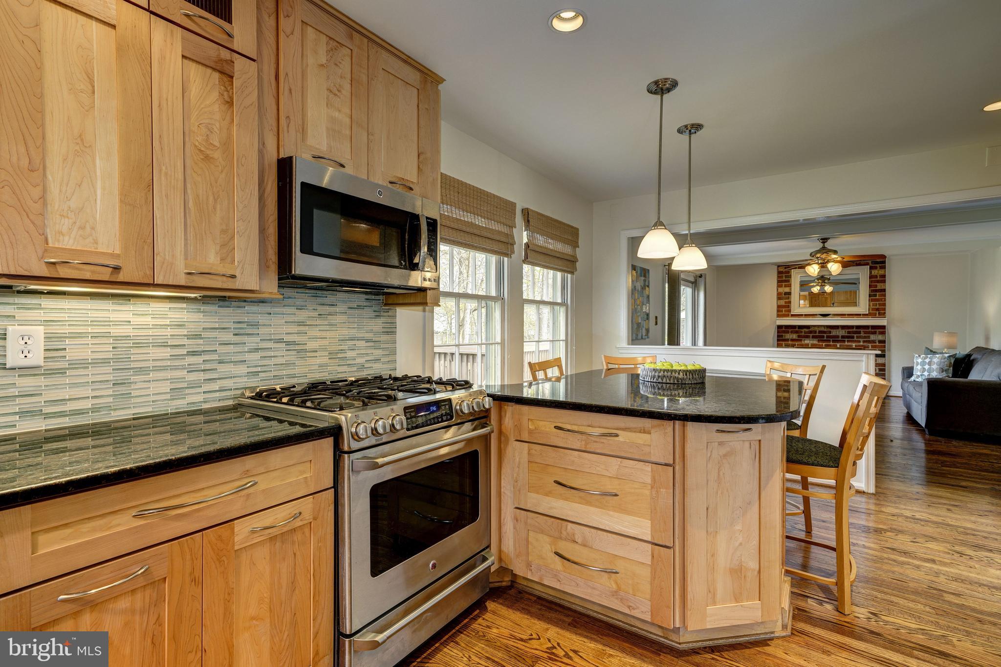 Stainless appliances & granite countertops
