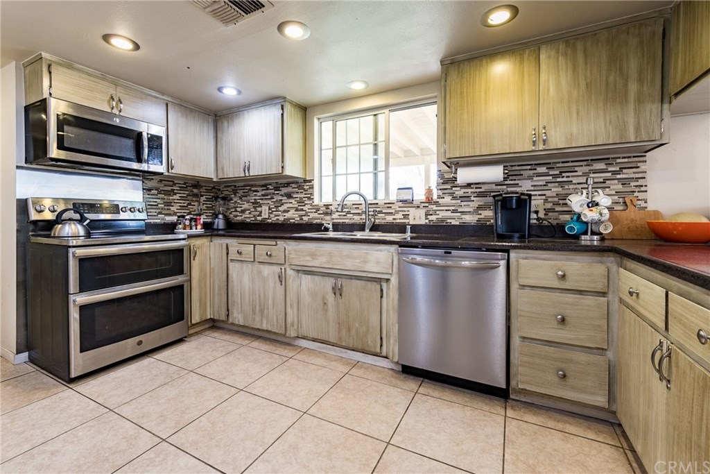 25130 Pierson Road Homeland, CA 92548 - Photo 9 of 23 Kitchen