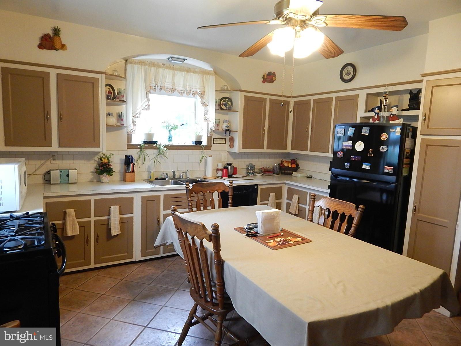 7623 Philadelphia Road Baltimore, MD 21237 - Photo 8 of 28 a kitchen with a dining table and chairs