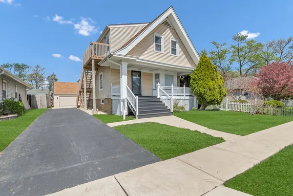 $2,000 | 129 West Stimmel Street, Unit 1, West Chicago, IL 60185