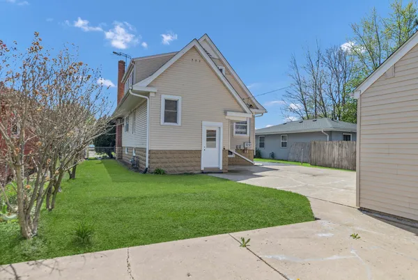 $2,000 | 129 West Stimmel Street, Unit 1, West Chicago, IL 60185