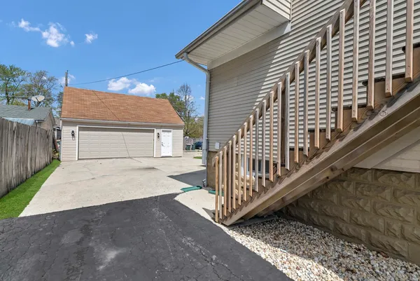 $2,000 | 129 West Stimmel Street, Unit 1, West Chicago, IL 60185