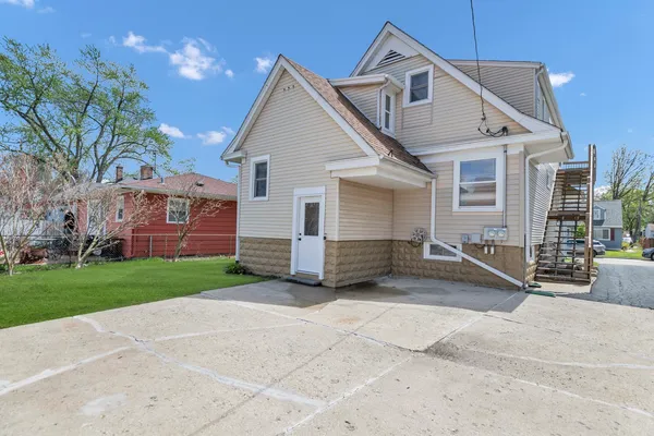 $2,000 | 129 West Stimmel Street, Unit 1, West Chicago, IL 60185