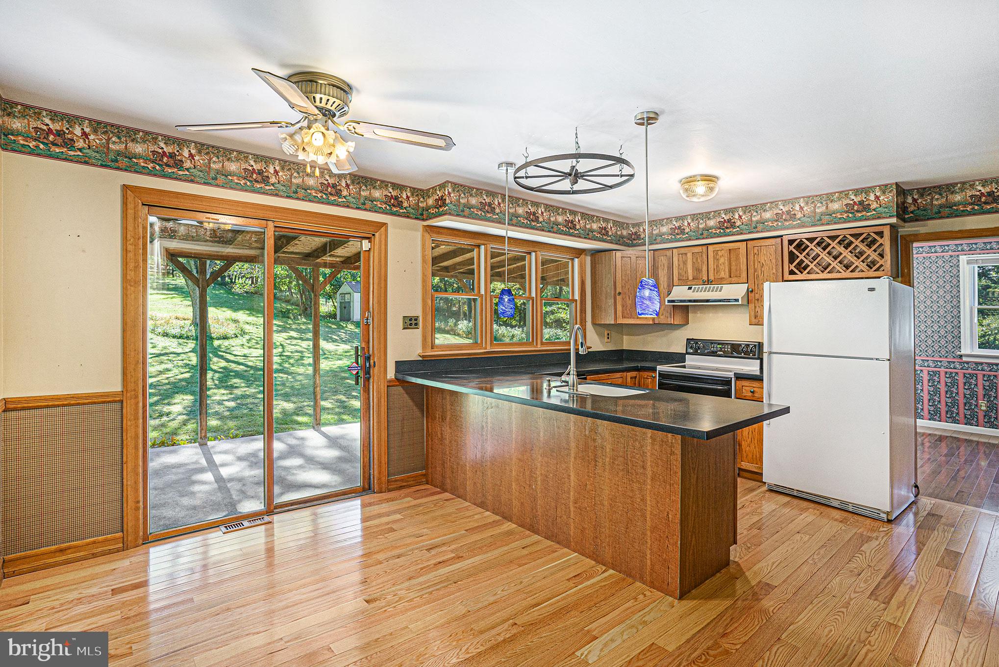 604 Quarry Road Harleysville, PA 19438 - Photo 16 of 44 Kitchen with penninsula