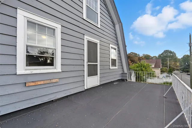 a view of an entryway with an roof deck