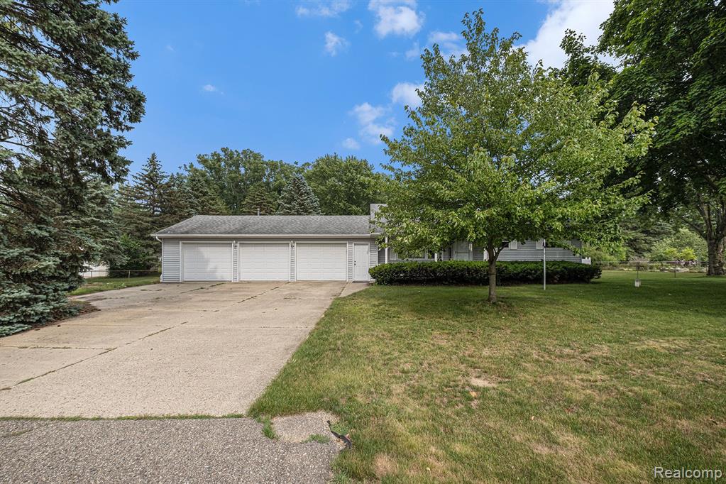 13255 North Horrell Road Fenton, MI 48430 - Photo 3 of 23 Gallery Image 3
