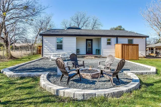 $3,500 | 323 South Hannaford Street, Granbury, TX 76048