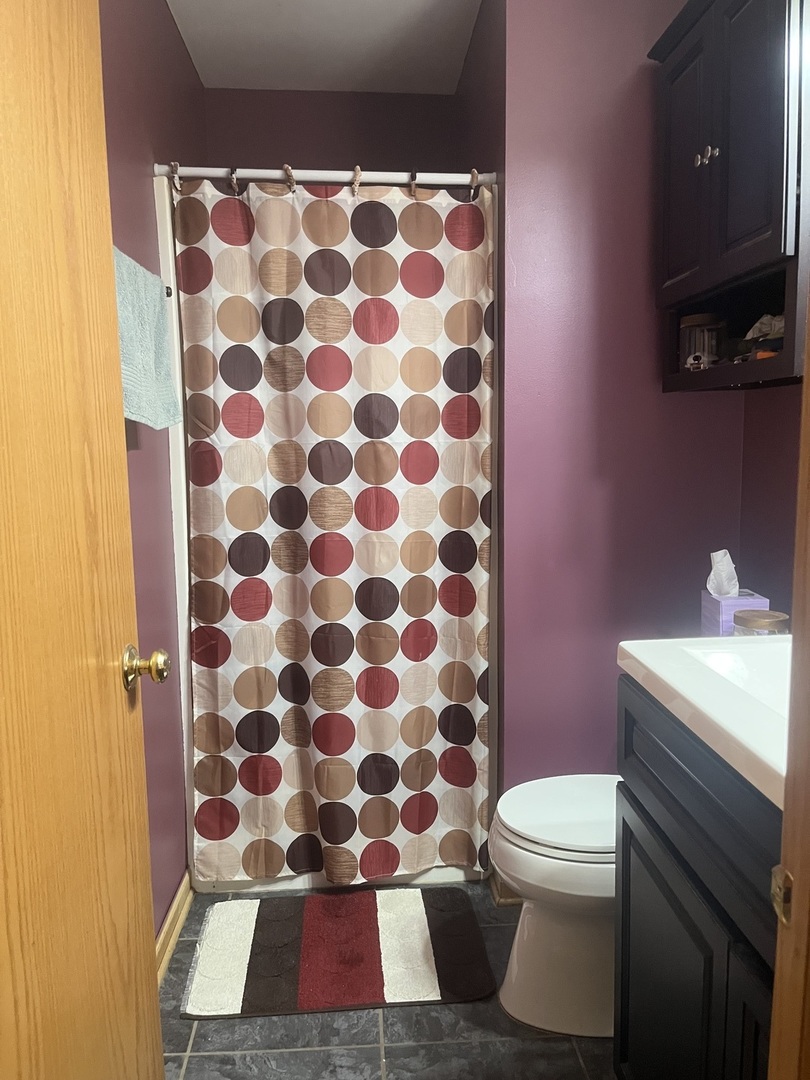142 Sedgewicke Drive Romeoville, IL 60446 - Photo 11 of 18 a bathroom with a toilet and a shower curtain