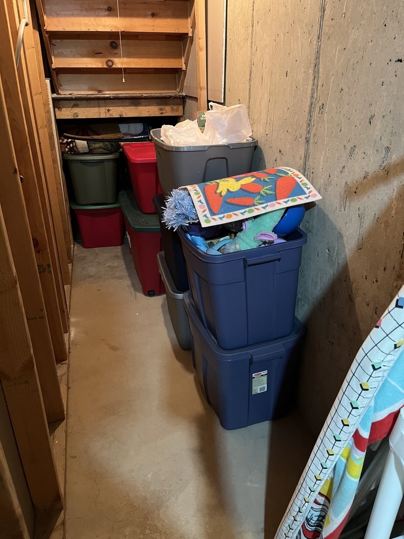 142 Sedgewicke Drive Romeoville, IL 60446 - Photo 14 of 18 a utility room with dryer and washer