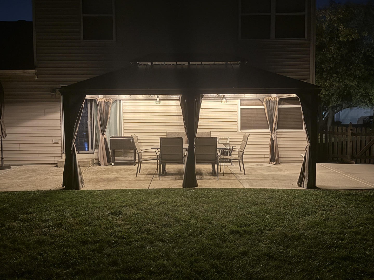 142 Sedgewicke Drive Romeoville, IL 60446 - Photo 18 of 18 a backyard of a house with table and chairs