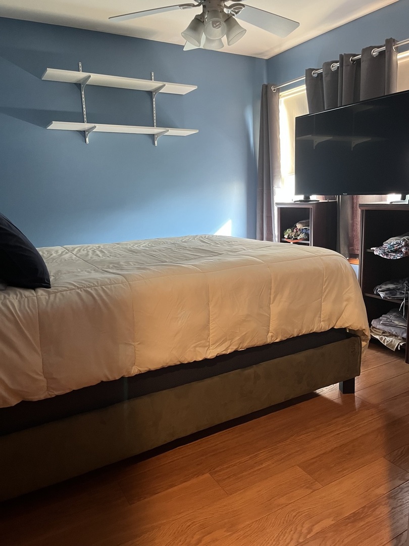 142 Sedgewicke Drive Romeoville, IL 60446 - Photo 6 of 18 a bed sitting in a bedroom next to a window