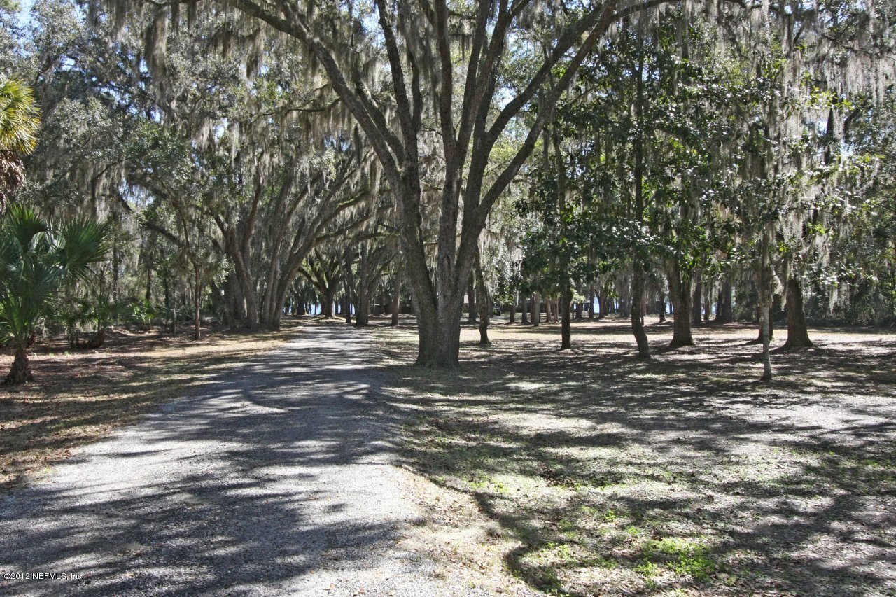 587 West River Road Palatka, FL 32177 - Photo 3 of 35 Driveway on Property to Home