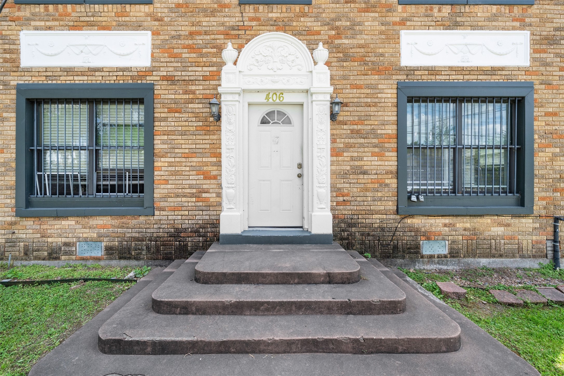 406 Quitman Street, Unit 2 Houston, TX 77009 - Photo 2 of 22 a front view of a house with a garden