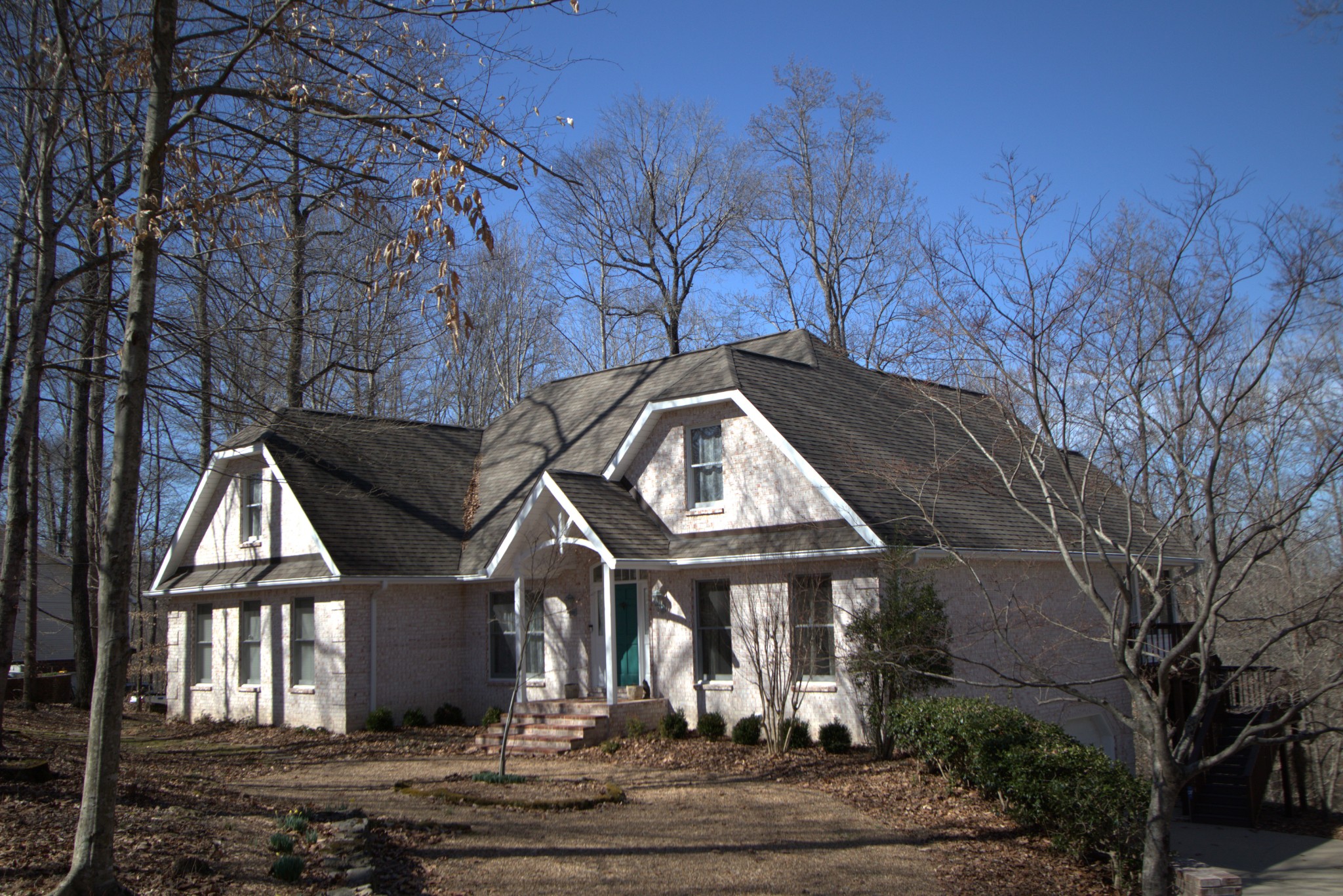 1008 Ridgecrest Drive Kingston Springs, TN 37082 - Photo 2 of 4 a front view of a house with a yard