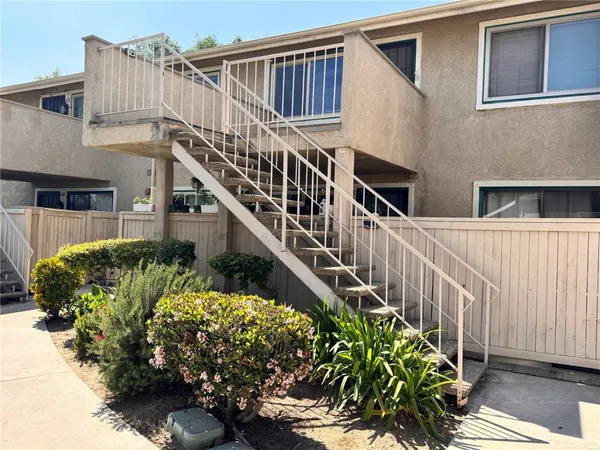 $2,200 | 630 Bridgeport Circle, Unit 8, Fullerton, CA 92833