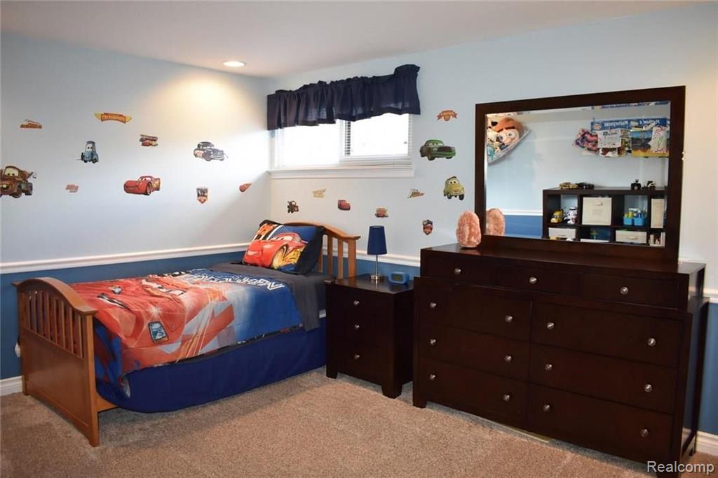 31035 Carriage Hill Road Farmington Hills, MI 48331 - Photo 23 of 32