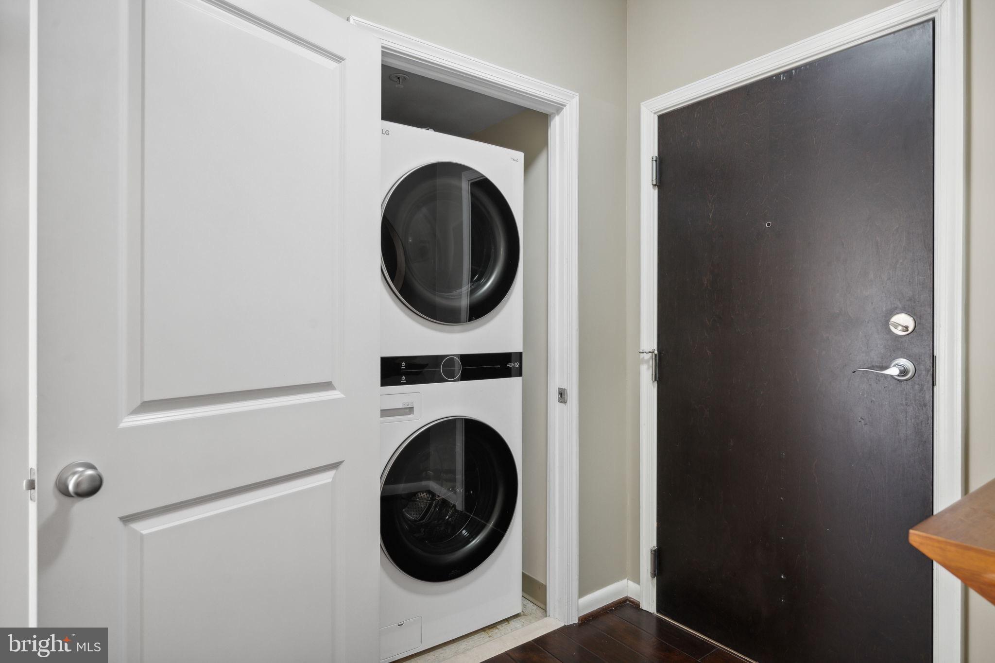 851 North Glebe Road, Unit 604 Arlington, VA 22203 - Photo 19 of 58 a view of livingroom with washer and dryer