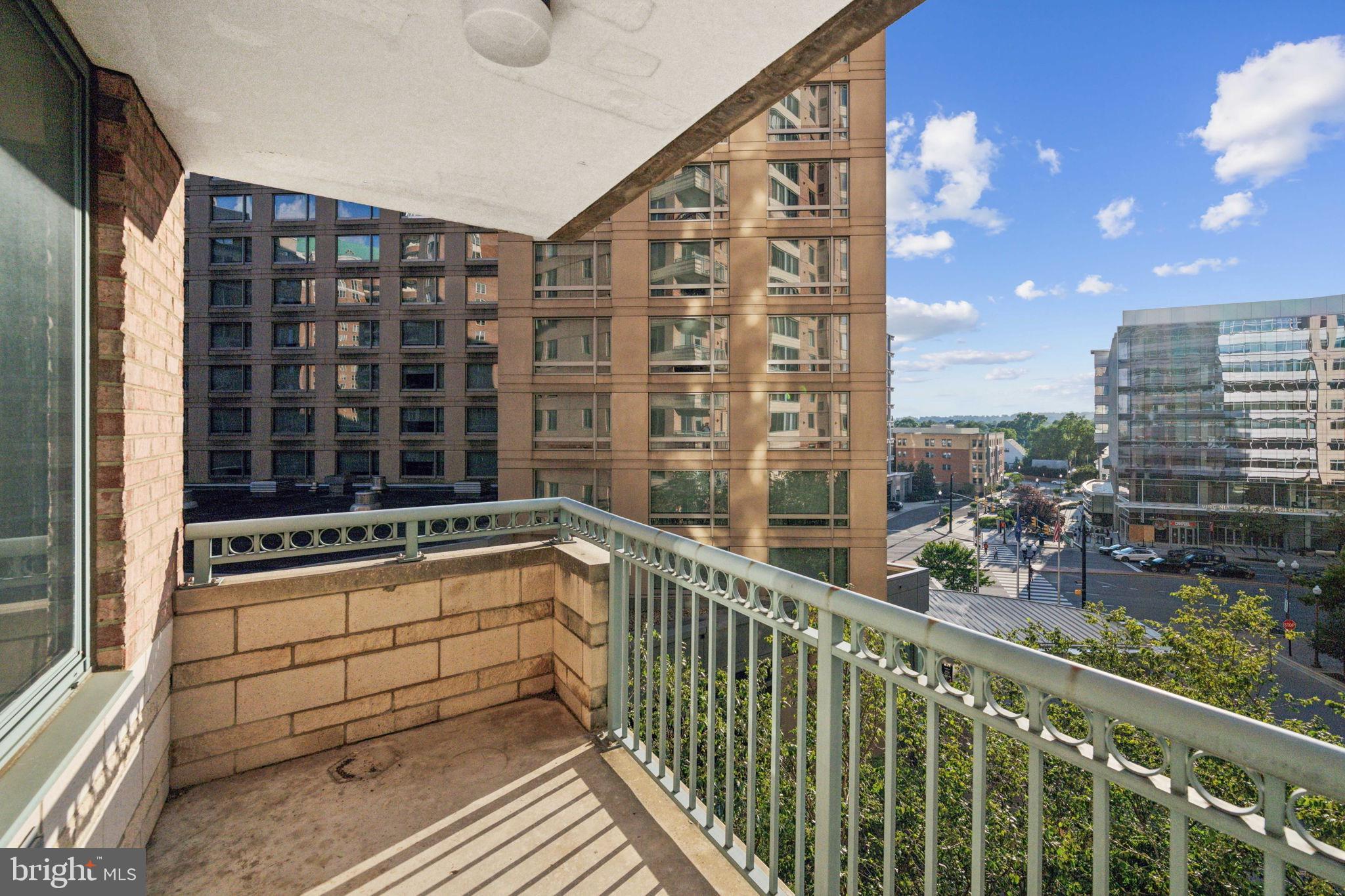 851 North Glebe Road, Unit 604 Arlington, VA 22203 - Photo 28 of 58 a view of a balcony with city view