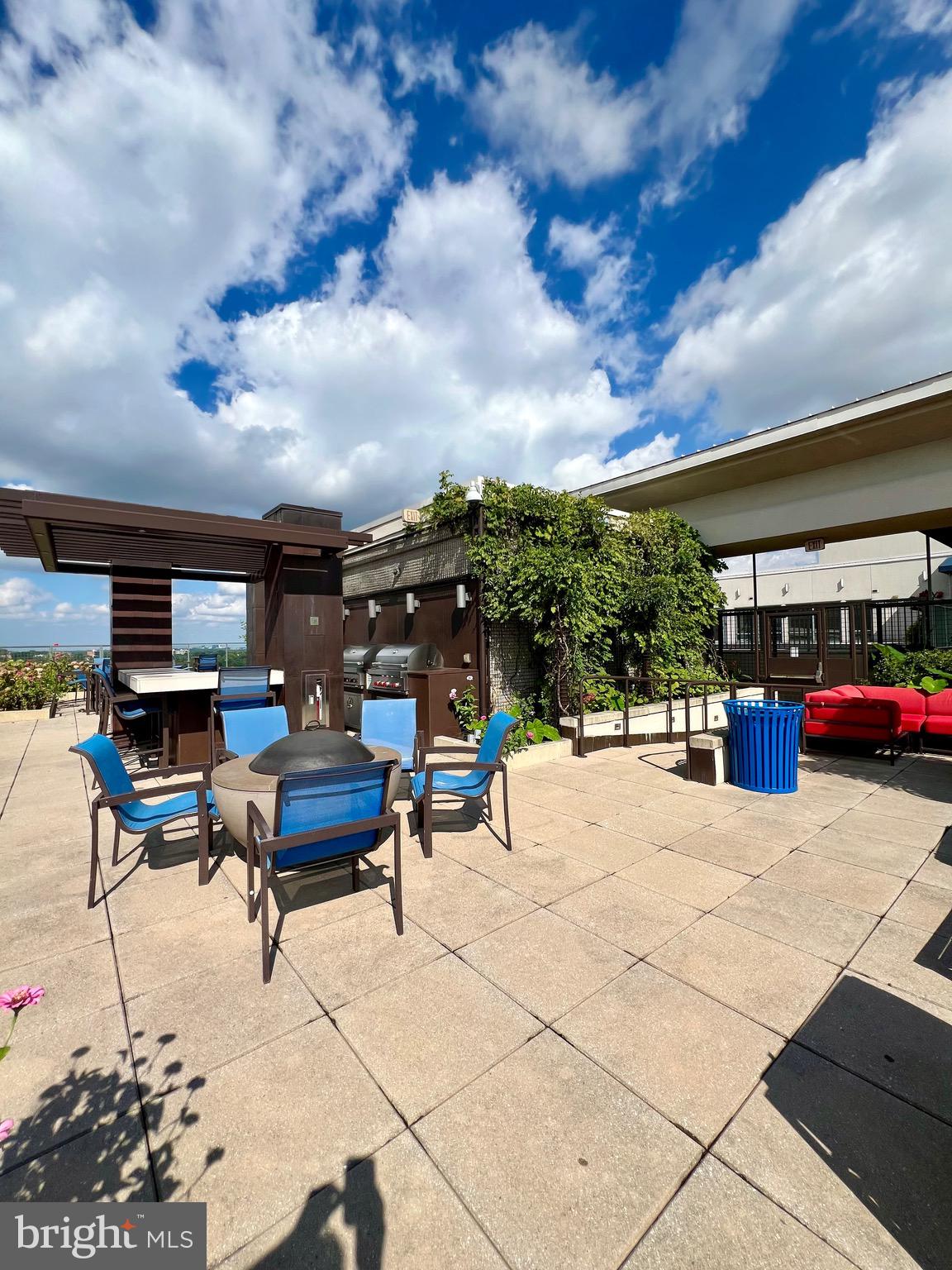 851 North Glebe Road, Unit 604 Arlington, VA 22203 - Photo 44 of 58 a view of a terrace with furniture
