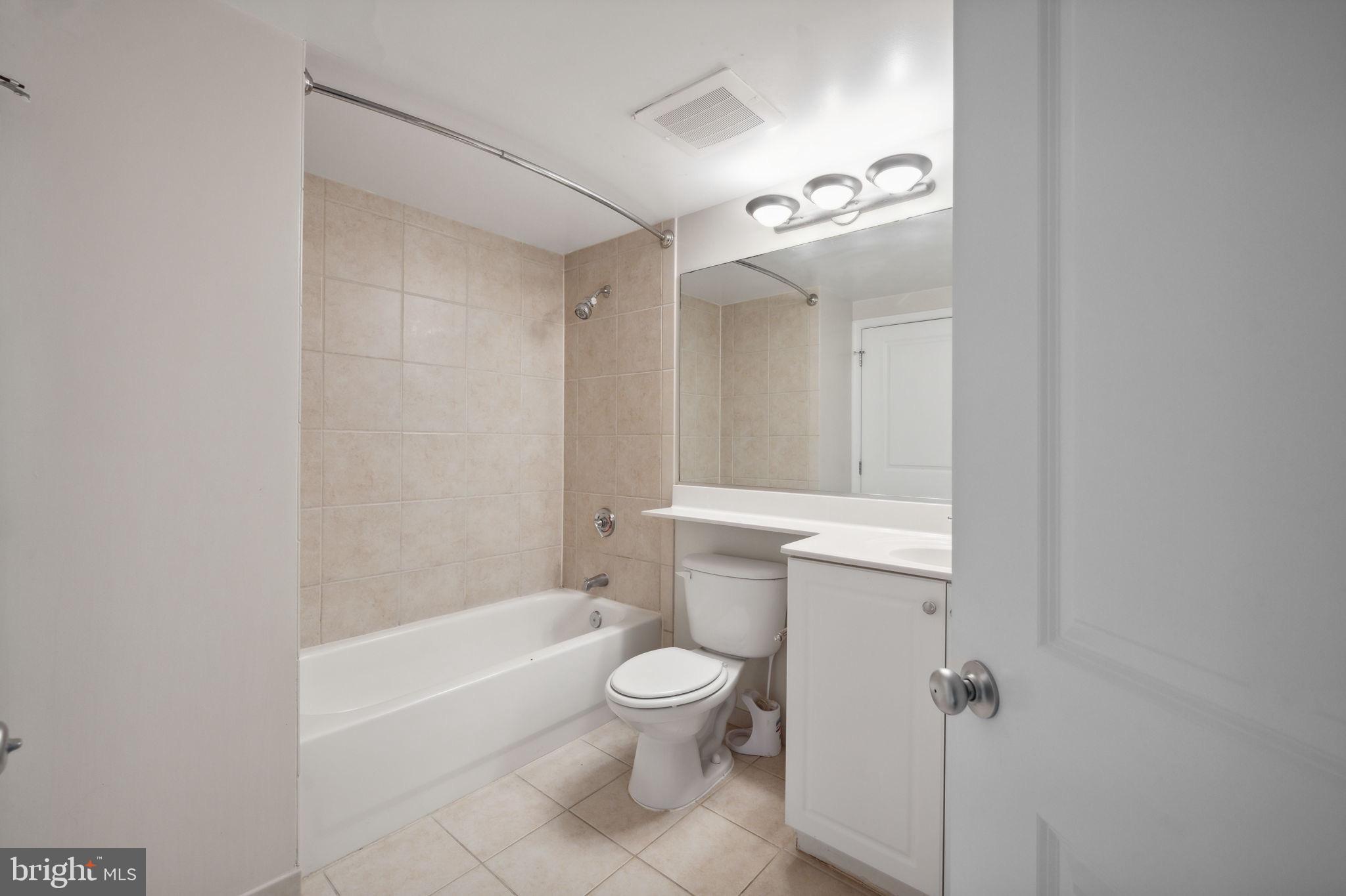 851 North Glebe Road, Unit 604 Arlington, VA 22203 - Photo 10 of 58 a bathroom with a toilet a sink and bathtub