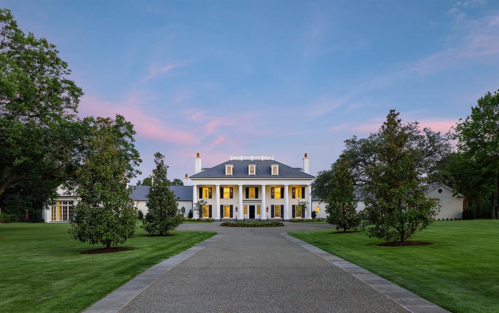 4606 Park Lane Dallas, TX 75220 - Photo 35 of 40 a view of an apartment with a garden