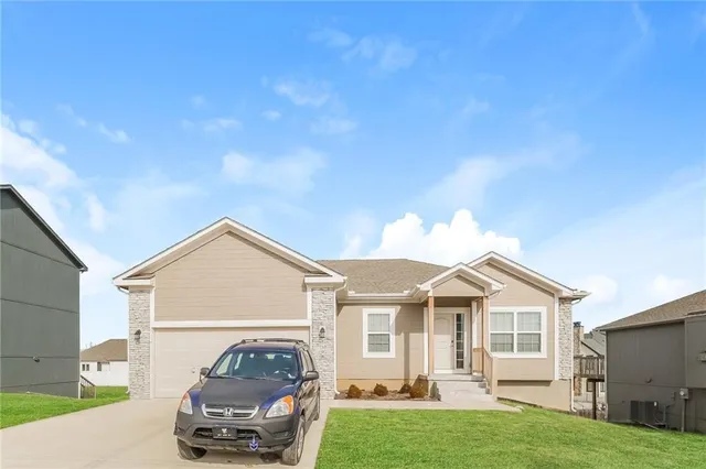 $389,900 | 1108 Northwest Hilltop Lane, Grain Valley, MO 64029