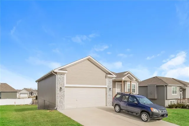 $389,900 | 1108 Northwest Hilltop Lane, Grain Valley, MO 64029