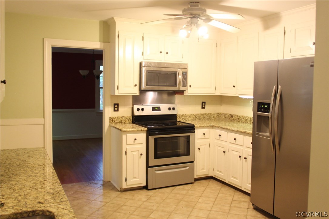 2220 Oakengate Lane Midlothian, VA 23113 - Photo 5 of 17 a kitchen with stainless steel appliances granite countertop a refrigerator stove and sink