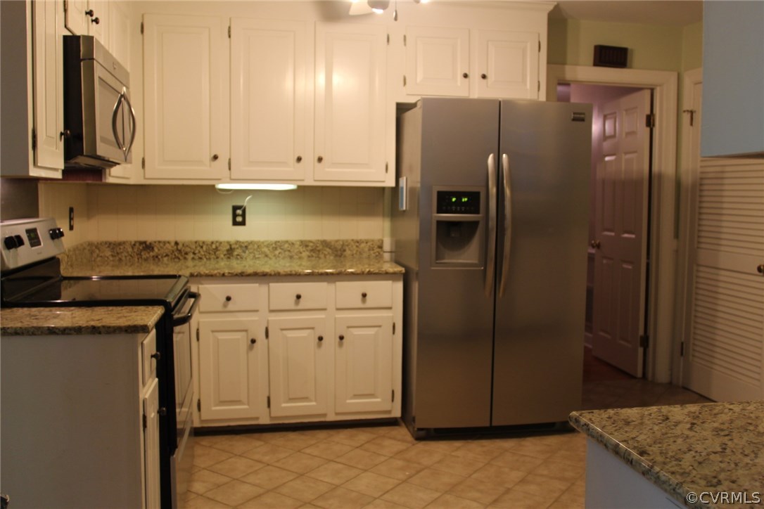 2220 Oakengate Lane Midlothian, VA 23113 - Photo 6 of 17 a kitchen with stainless steel appliances granite countertop a refrigerator and a stove