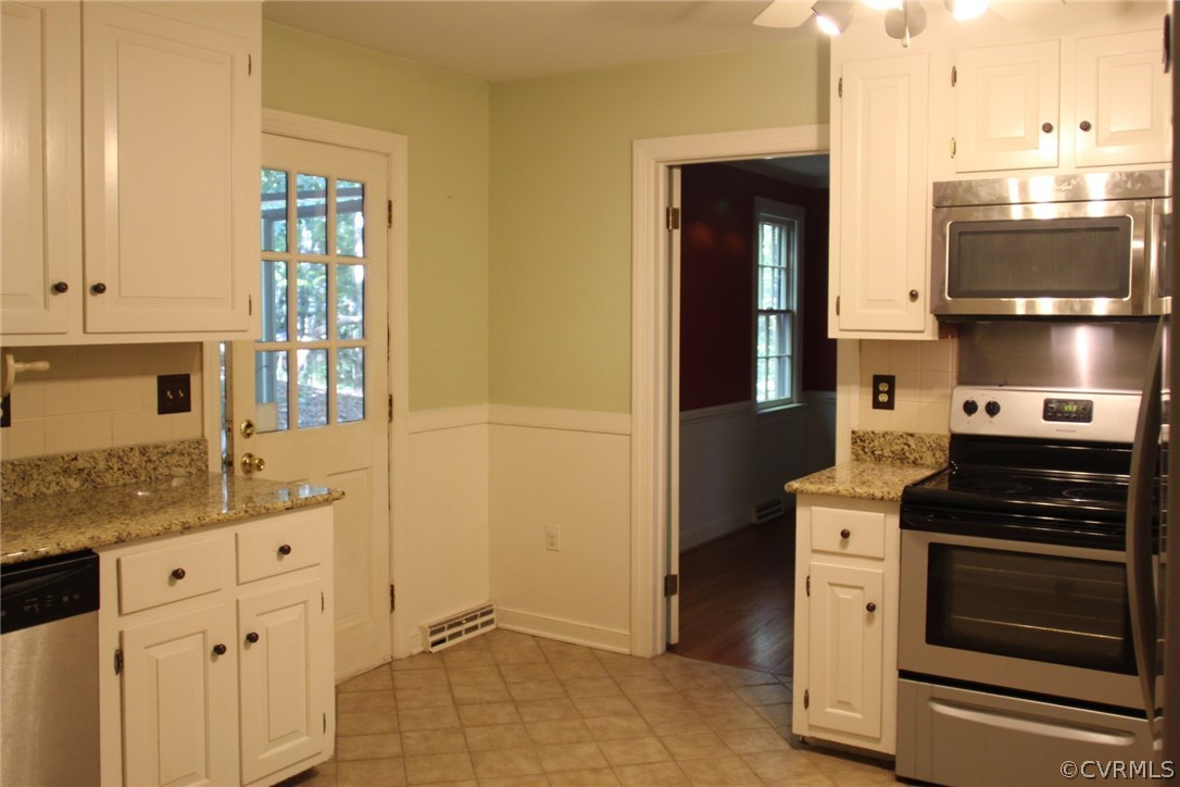 2220 Oakengate Lane Midlothian, VA 23113 - Photo 7 of 17 a kitchen with granite countertop a stove and a refrigerator