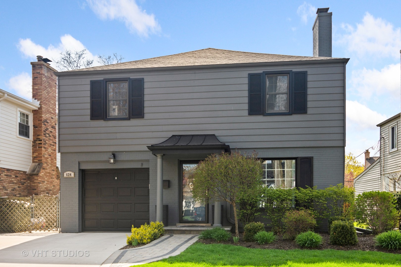 624 South Banbury Road Arlington Heights, IL 60005 - Photo 1 of 20 a front view of a house with garden