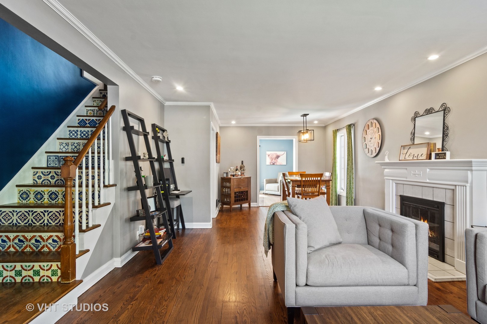 624 South Banbury Road Arlington Heights, IL 60005 - Photo 2 of 20 a living room with furniture and a fireplace