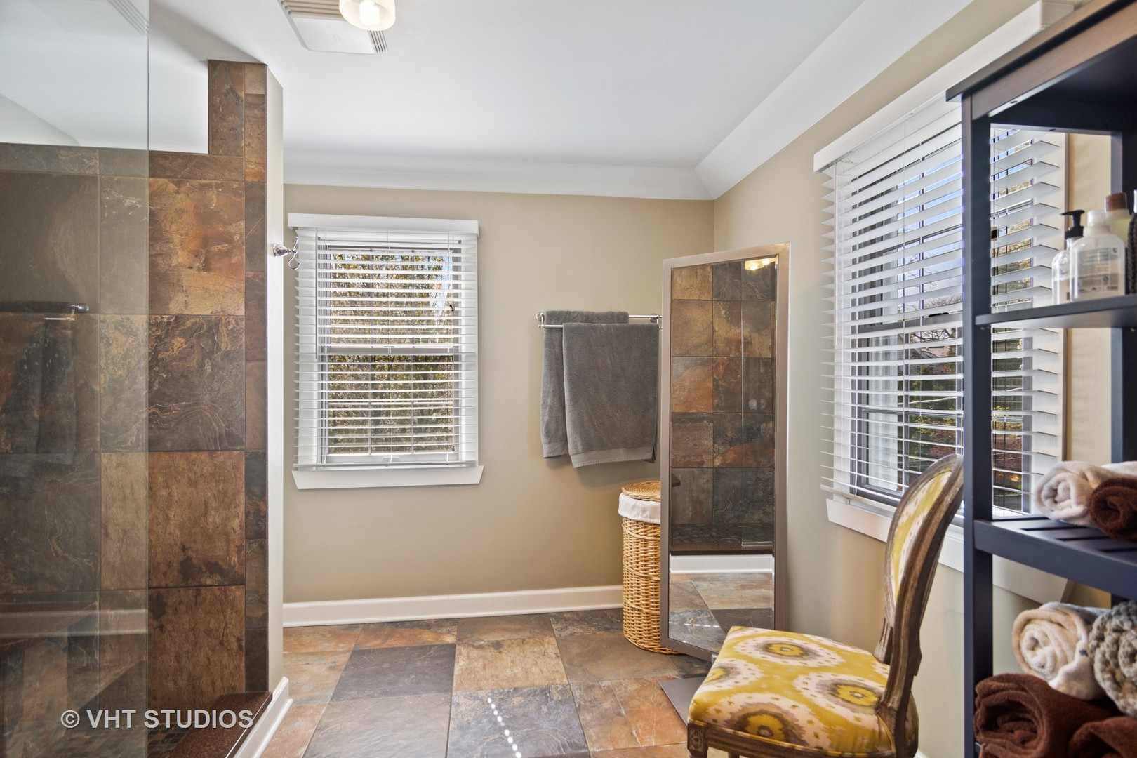 624 South Banbury Road Arlington Heights, IL 60005 - Photo 12 of 20 a view of a livingroom with furniture and windows