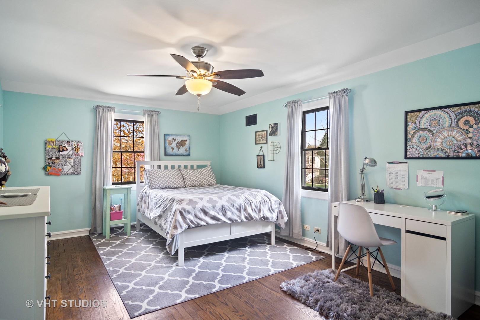 624 South Banbury Road Arlington Heights, IL 60005 - Photo 13 of 20 a bedroom with a bed and a window