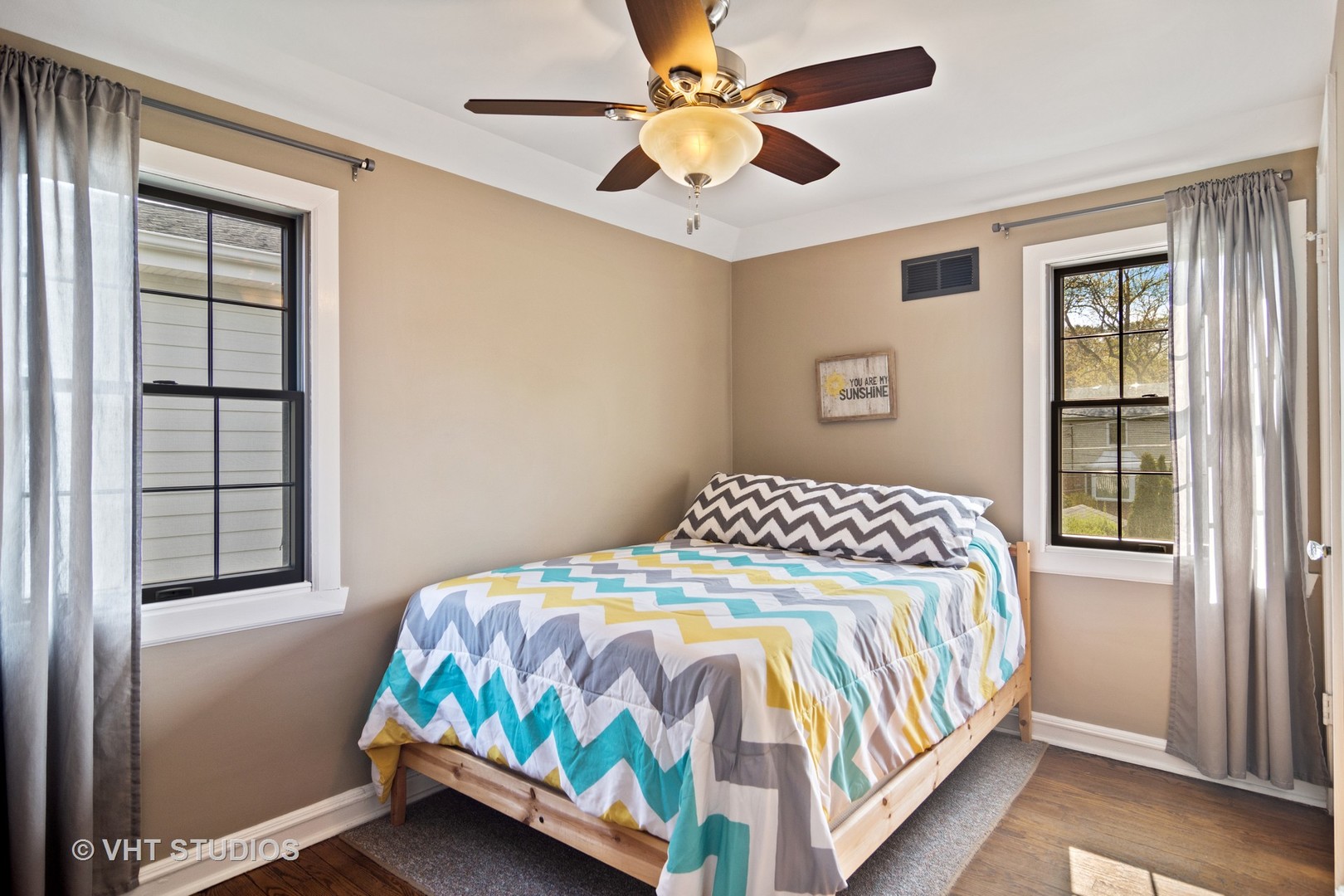 624 South Banbury Road Arlington Heights, IL 60005 - Photo 14 of 20 a bedroom with a bed and window