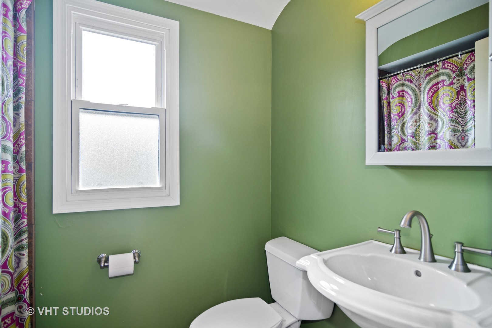 624 South Banbury Road Arlington Heights, IL 60005 - Photo 15 of 20 a bathroom with a sink mirror and toilet