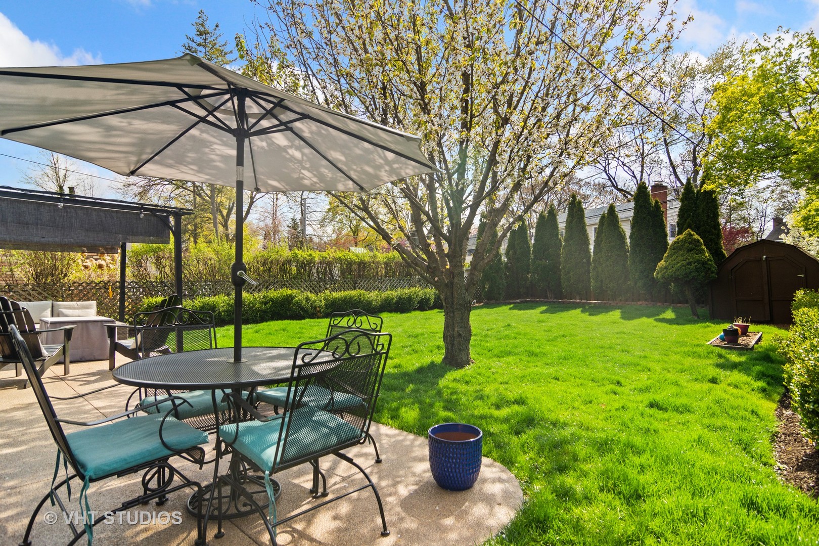 624 South Banbury Road Arlington Heights, IL 60005 - Photo 18 of 20 a view of an chairs and table in the patio