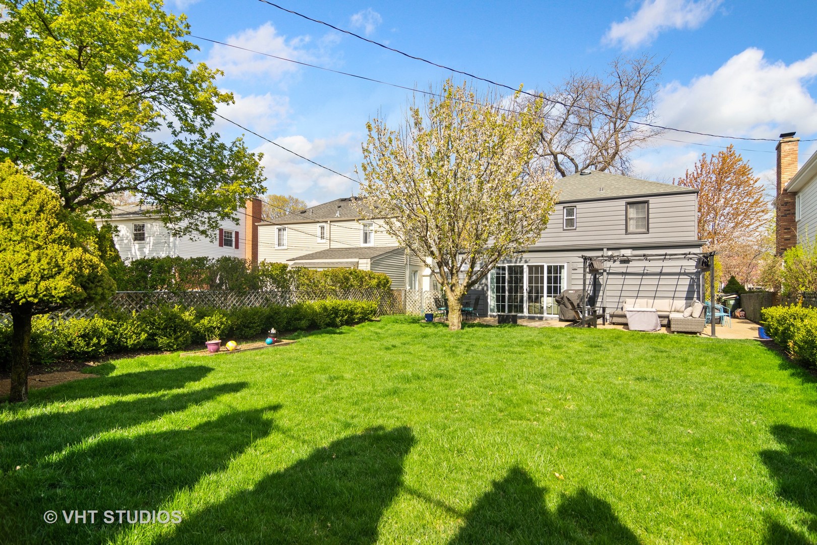 624 South Banbury Road Arlington Heights, IL 60005 - Photo 20 of 20 a front view of a house with a garden