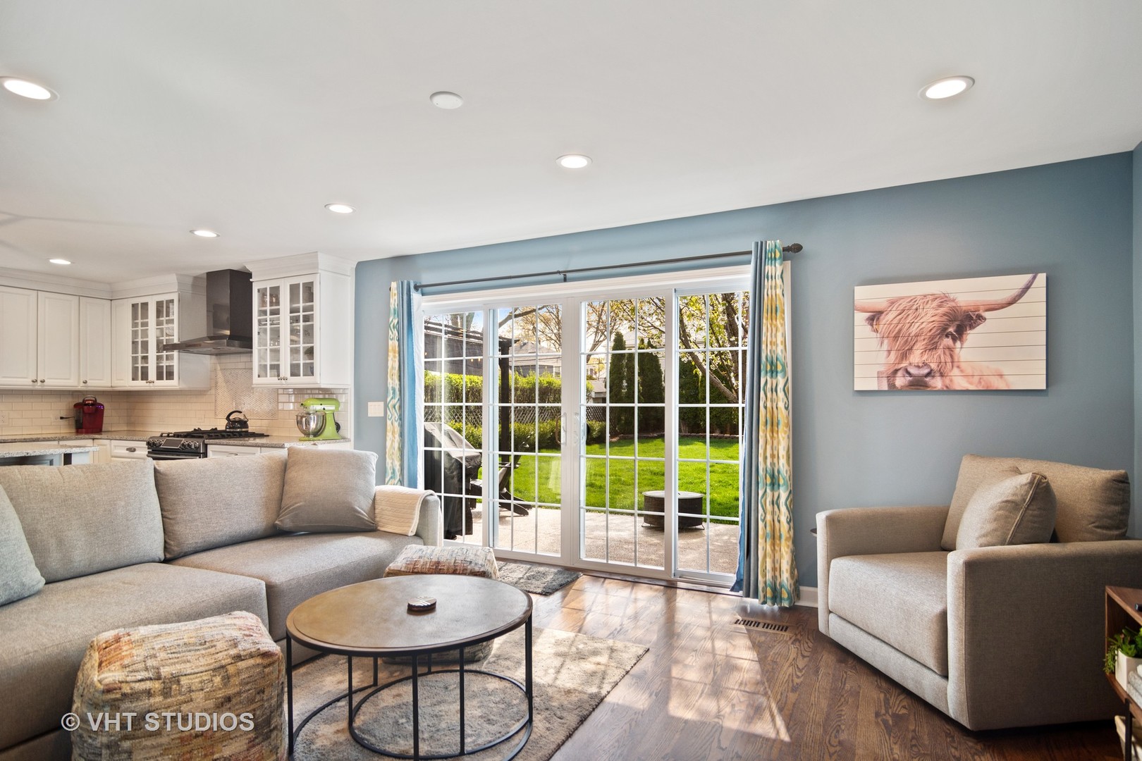 624 South Banbury Road Arlington Heights, IL 60005 - Photo 9 of 20 a living room with furniture and a large window