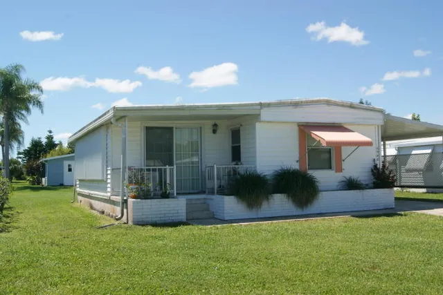 a view of a house with backyard porch and garden