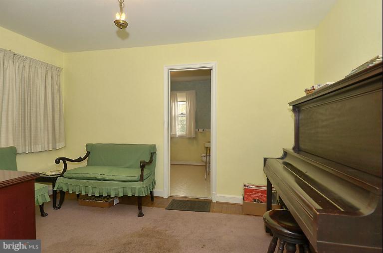 10163 Sutherland Road Silver Spring, MD 20901 - Photo 11 of 28 a room with a chair