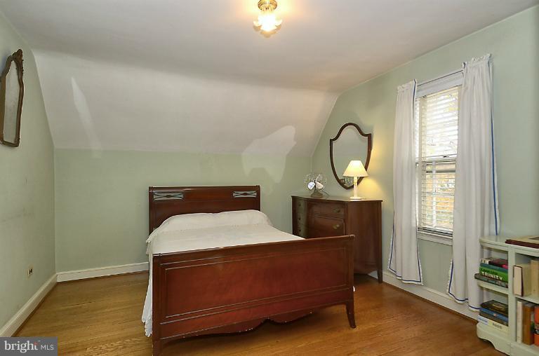 10163 Sutherland Road Silver Spring, MD 20901 - Photo 20 of 28 a room with bed and a window