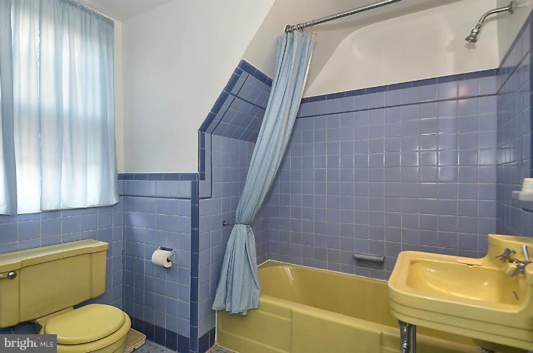10163 Sutherland Road Silver Spring, MD 20901 - Photo 26 of 28 a bathroom with a toilet and a bathtub