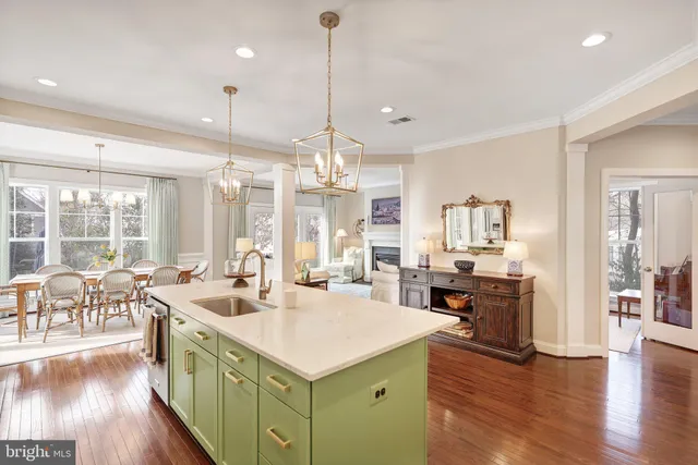 a large kitchen with kitchen island a large island in it