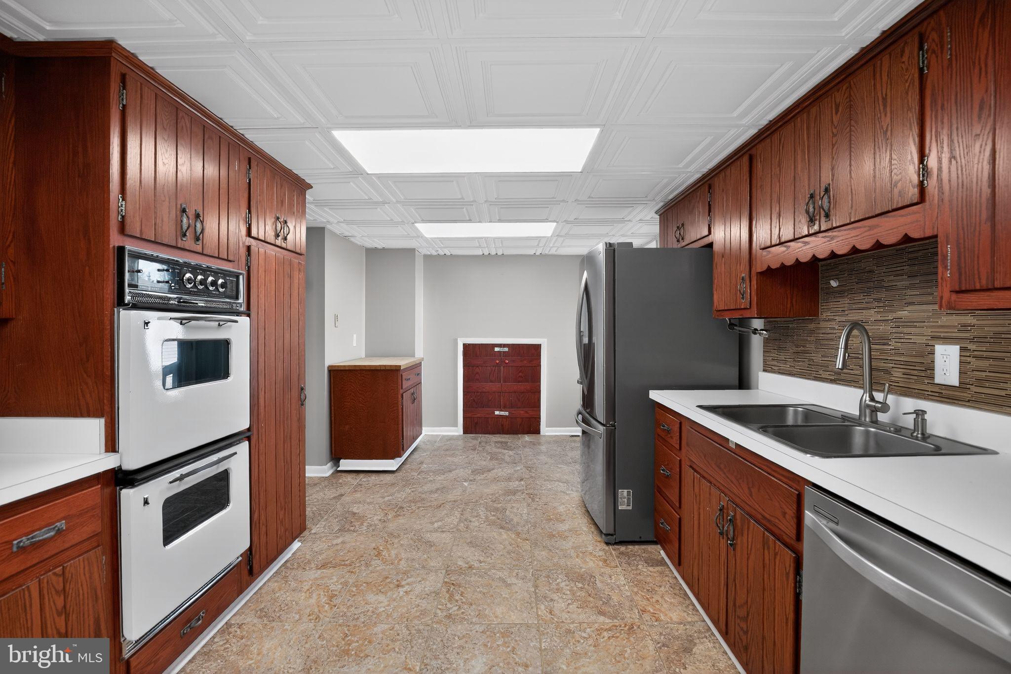 40855 Spring House Lane Leonardtown, MD 20650 - Photo 21 of 78 Rolling island & wine closet on far wall