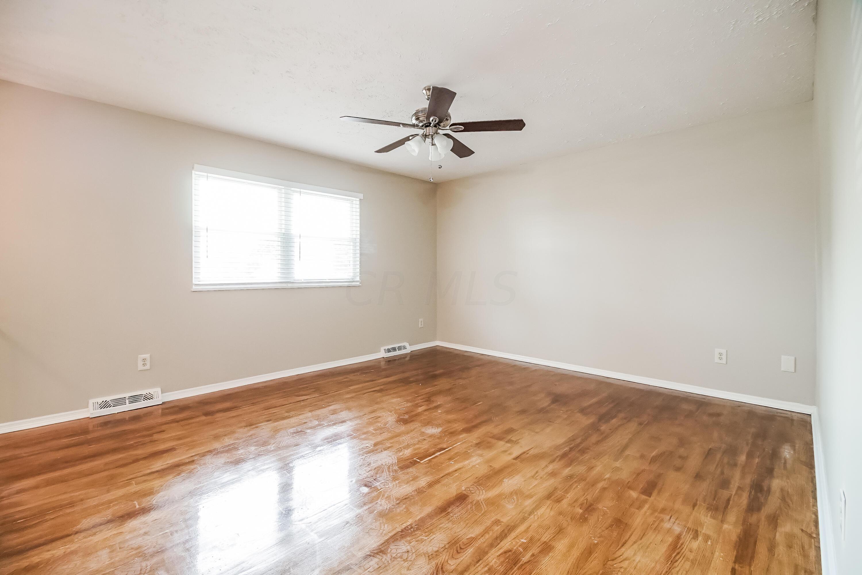 6259 Faircrest Road Columbus, OH 43229 - Photo 2 of 17 003-photo-living-room-7391991