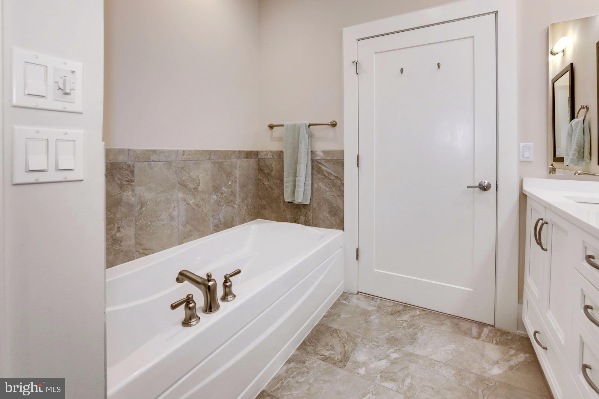 5129 Willet Bridge Road Bethesda, MD 20816 - Photo 15 of 40 Primary bathroom - tub