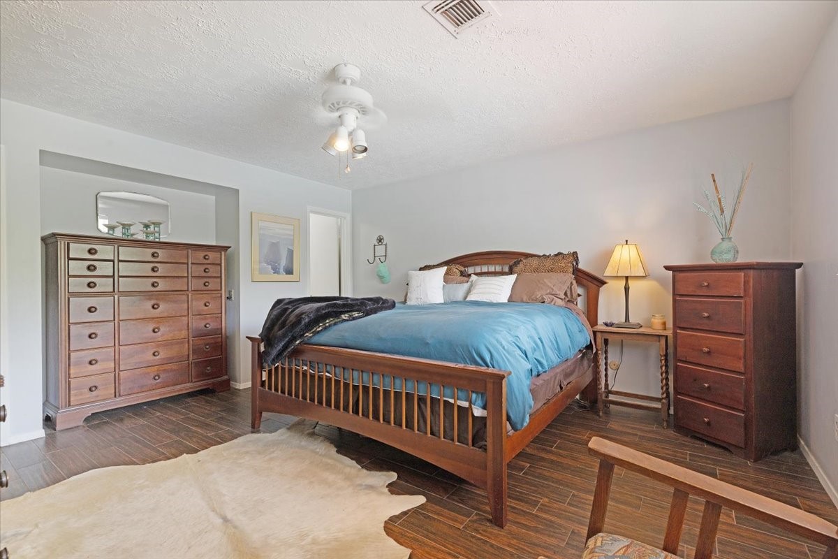 2708 Valley Forge Drive Pasadena, TX 77502 - Photo 12 of 21 Primary Bedroom