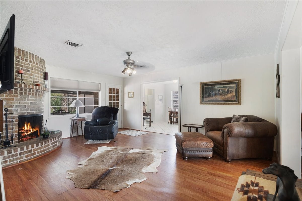 2708 Valley Forge Drive Pasadena, TX 77502 - Photo 5 of 21 Family Room