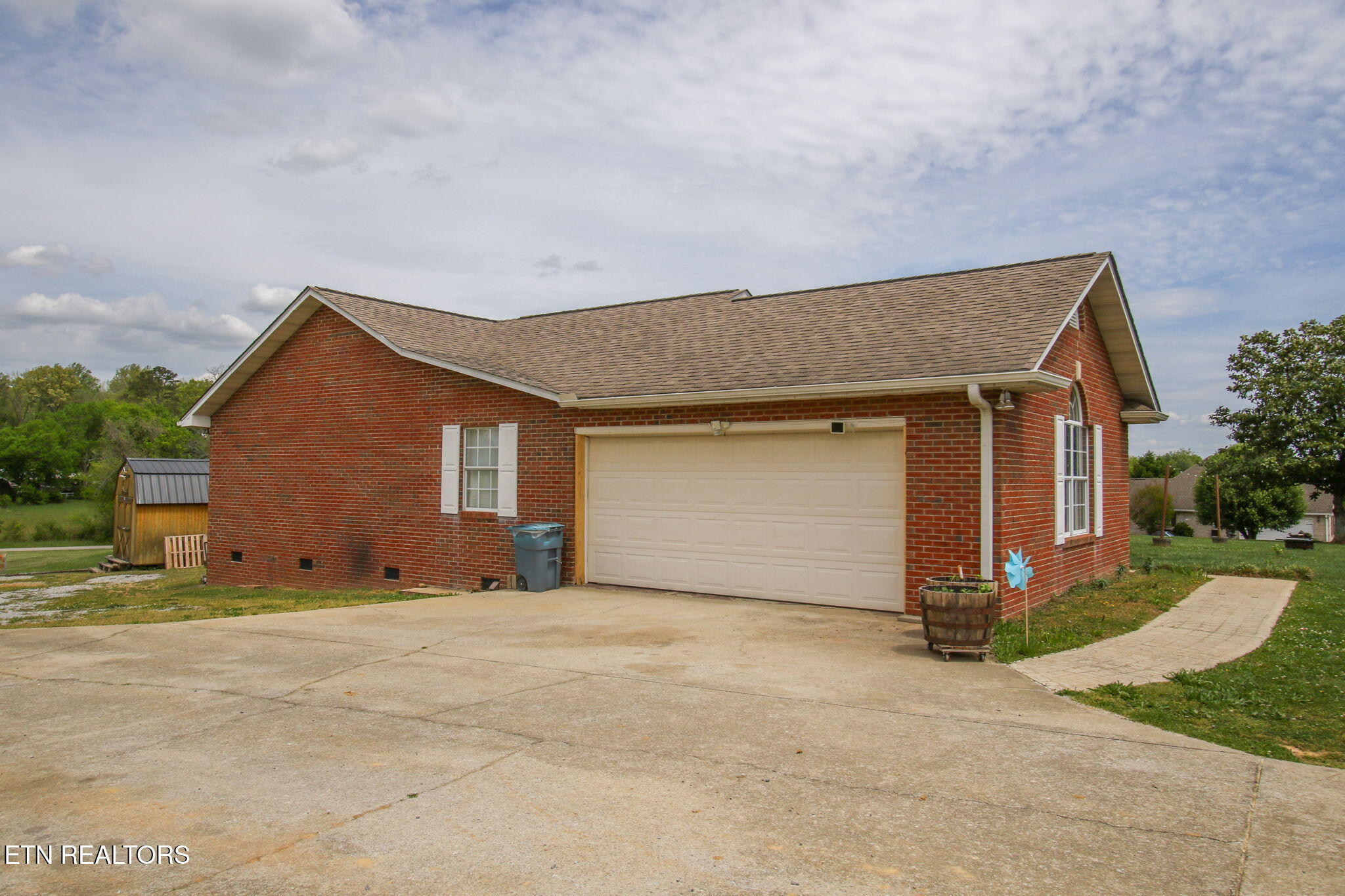 3909 Tuckaleechee Pike Maryville, TN 37804 - Photo 32 of 37 Garage.